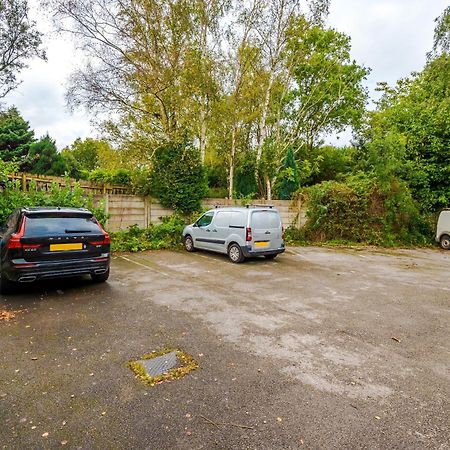 Manchester Comfortable 3 Bedroom House, Free Parking, Wifi & Disneyplus ورسلي المظهر الخارجي الصورة