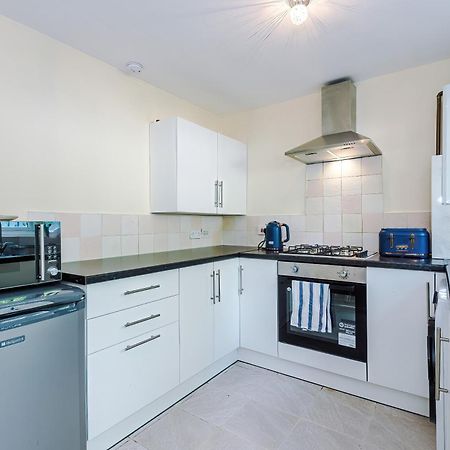 Manchester Comfortable 3 Bedroom House, Free Parking, Wifi & Disneyplus ورسلي المظهر الخارجي الصورة
