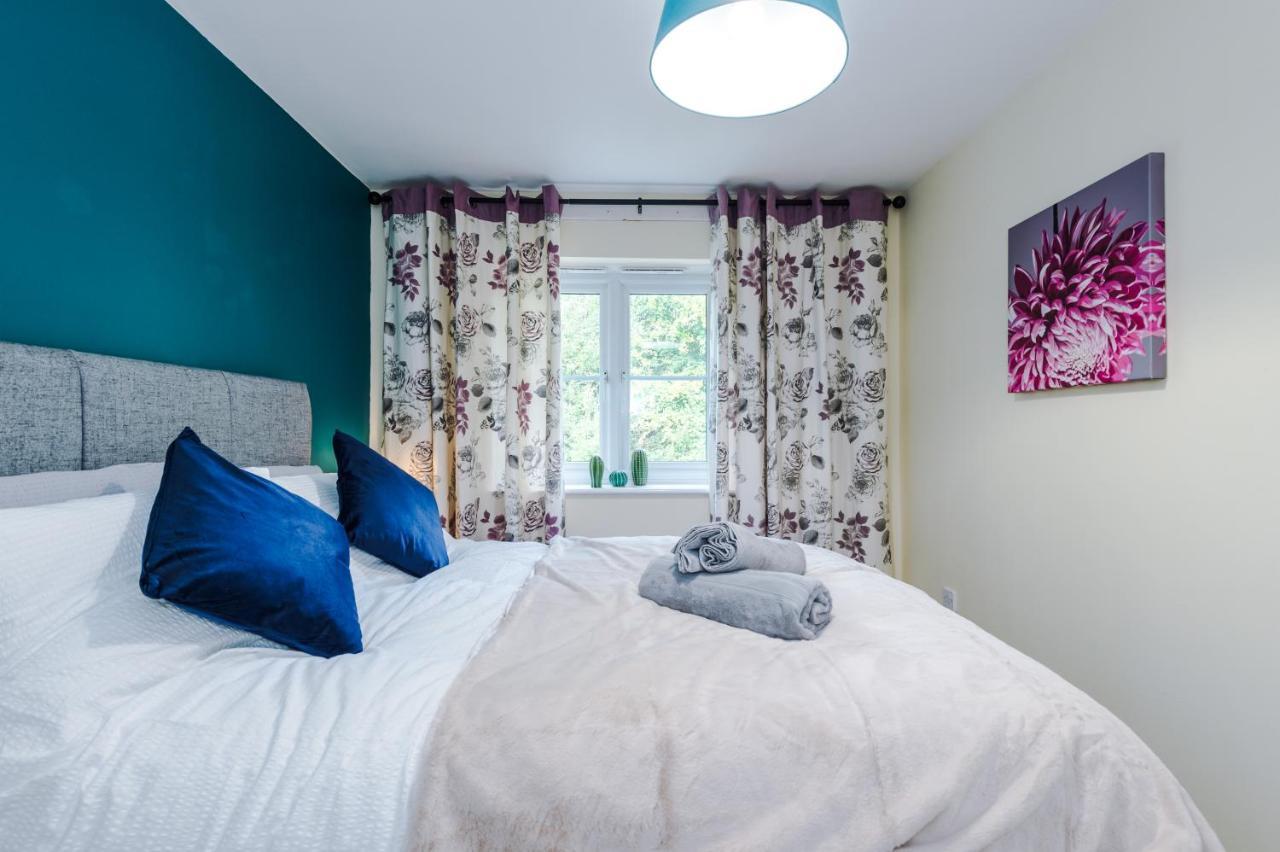Manchester Comfortable 3 Bedroom House, Free Parking, Wifi & Disneyplus ورسلي المظهر الخارجي الصورة