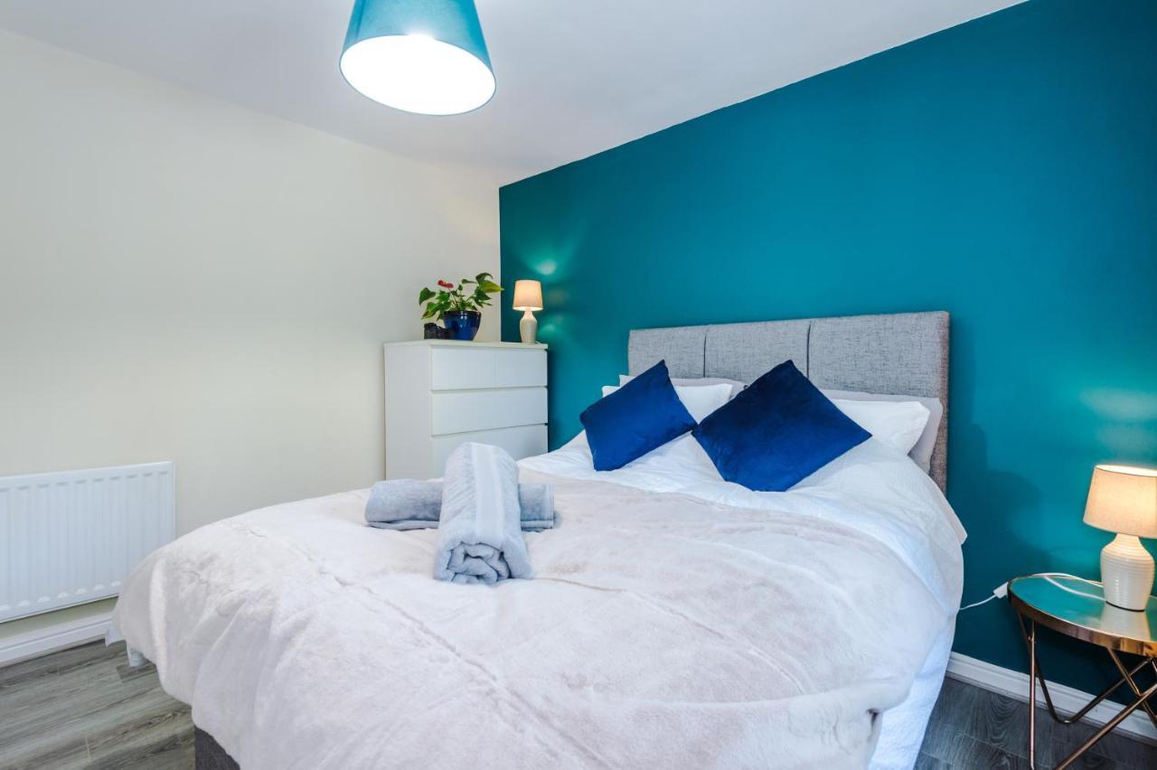 Manchester Comfortable 3 Bedroom House, Free Parking, Wifi & Disneyplus ورسلي المظهر الخارجي الصورة