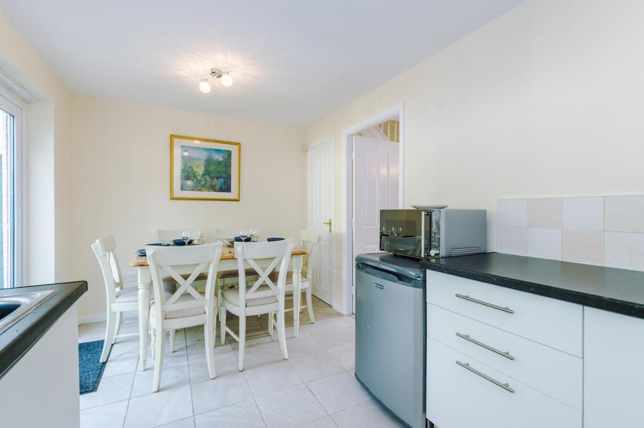 Manchester Comfortable 3 Bedroom House, Free Parking, Wifi & Disneyplus ورسلي المظهر الخارجي الصورة