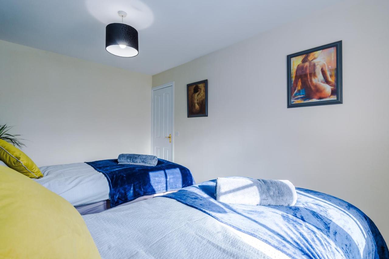Manchester Comfortable 3 Bedroom House, Free Parking, Wifi & Disneyplus ورسلي المظهر الخارجي الصورة