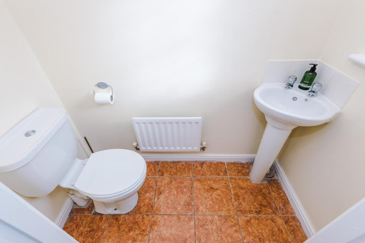 Manchester Comfortable 3 Bedroom House, Free Parking, Wifi & Disneyplus ورسلي المظهر الخارجي الصورة