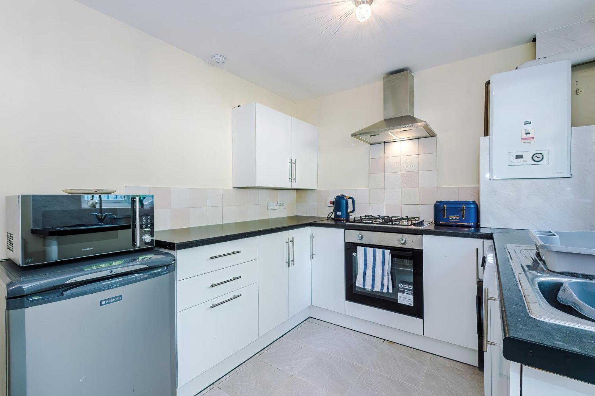 Manchester Comfortable 3 Bedroom House, Free Parking, Wifi & Disneyplus ورسلي المظهر الخارجي الصورة